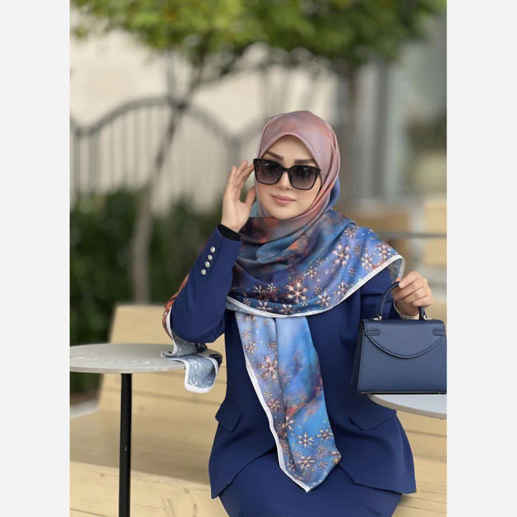 روسری نخی قواره بزرگ طرح مهری زمینه شیری 140 سانتیمتر