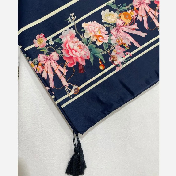 روسری کرپ نخ طرح طلا