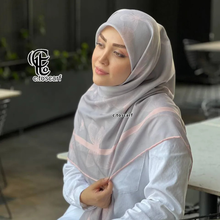 روسری نخی طرح مشکات قواره بزرگ 140 سانتیمتر، ساده و لیز نیست