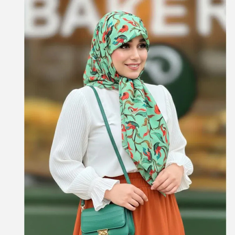 روسری طرح حنانه زمینه سفید نخ کاستوم سیتو سایز 110