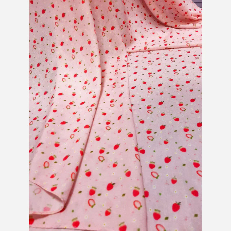 روسری طرح روژین توت فرنگی و بابونه صورتی قواره بزرگ 140 سانتی نخ کاستوم سیتو