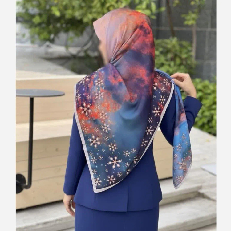 روسری نخی قواره بزرگ طرح مهری زمینه شیری 140 سانتیمتر