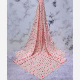 روسری طرح روژین توت فرنگی و بابونه صورتی قواره بزرگ 140 سانتی نخ کاستوم سیتو