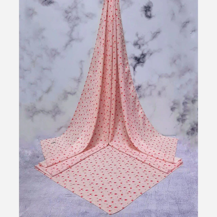 روسری طرح روژین توت فرنگی و بابونه صورتی قواره بزرگ 140 سانتی نخ کاستوم سیتو