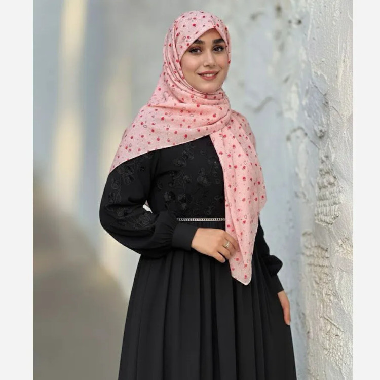 روسری طرح روژین توت فرنگی و بابونه صورتی قواره بزرگ 140 سانتی نخ کاستوم سیتو