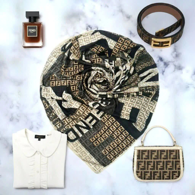 شال نخی طرح فندی کرم مشکی قهوه ای قواره بزرگ 140 سانتی متر چرخدوز