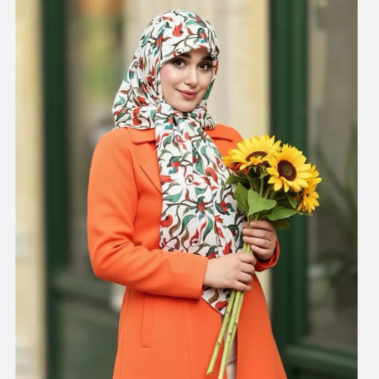 روسری طرح حنانه زمینه سفید نخ کاستوم سیتو سایز 110