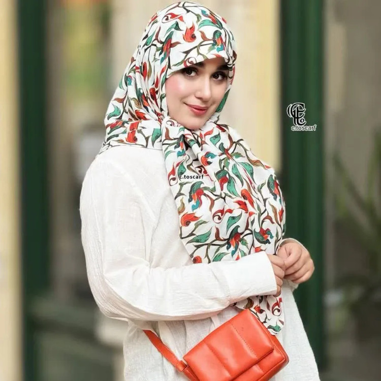 روسری طرح حنانه زمینه سفید نخ کاستوم سیتو سایز 110