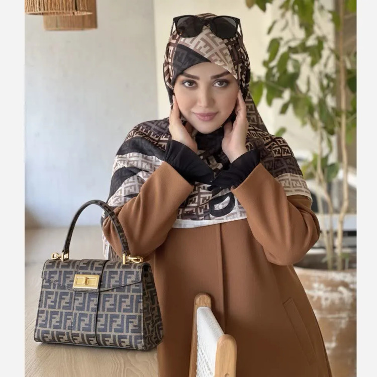 شال نخی طرح فندی کرم مشکی قهوه ای قواره بزرگ 140 سانتی متر چرخدوز