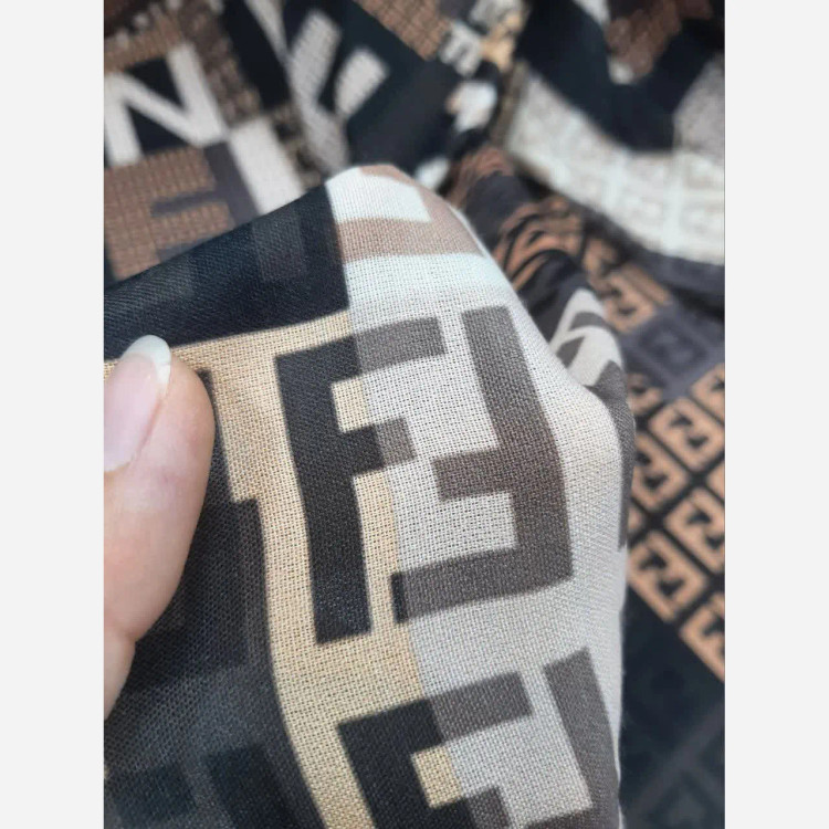 شال نخی طرح فندی کرم مشکی قهوه ای قواره بزرگ 140 سانتی متر چرخدوز