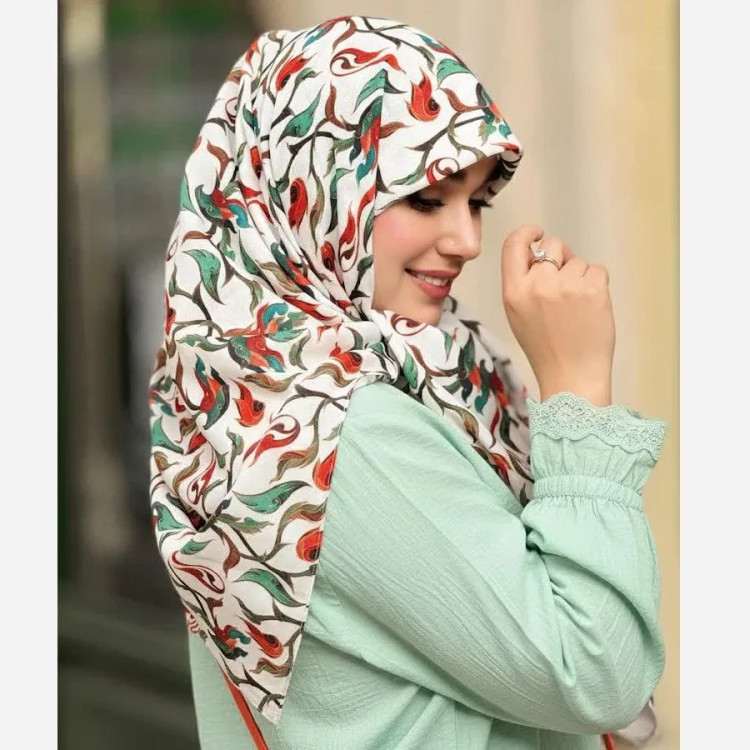 روسری طرح حنانه زمینه سفید نخ کاستوم سیتو سایز 110