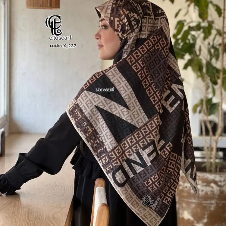 شال نخی طرح فندی کرم مشکی قهوه ای قواره بزرگ 140 سانتی متر چرخدوز