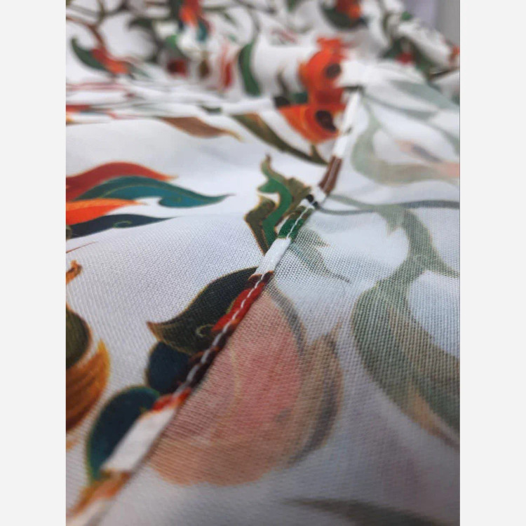 روسری طرح حنانه زمینه سفید نخ کاستوم سیتو سایز 110