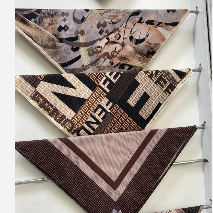 شال نخی طرح فندی کرم مشکی قهوه ای قواره بزرگ 140 سانتی متر چرخدوز