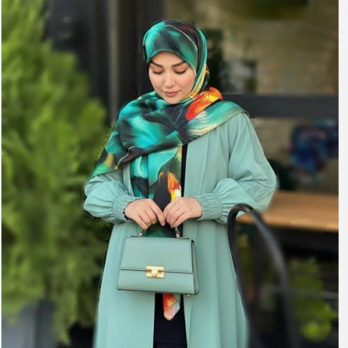 روسری زنانه طرحدار با رنگهای جذاب و خاص، مناسب استایل شیک