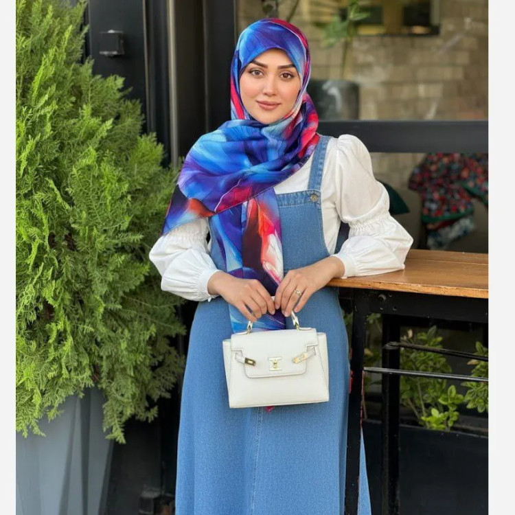 روسری زنانه طرحدار با رنگهای جذاب و خاص، مناسب استایل شیک