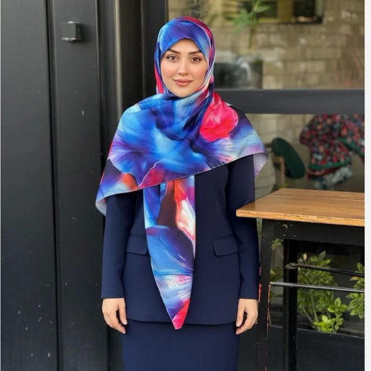 روسری زنانه طرحدار با رنگهای جذاب و خاص، مناسب استایل شیک