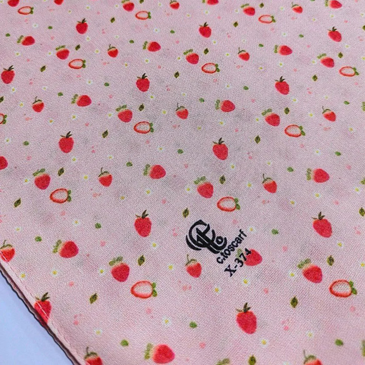 روسری طرح روژین توت فرنگی و بابونه صورتی نخ کاستوم سیتو 110 سانتی چرخ دوز