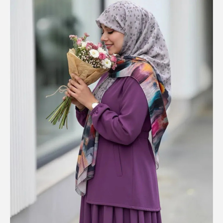 روسری نخی پارمیس طرحدار زمینه طوسی قواره بزرگ 140 سانتیمتر