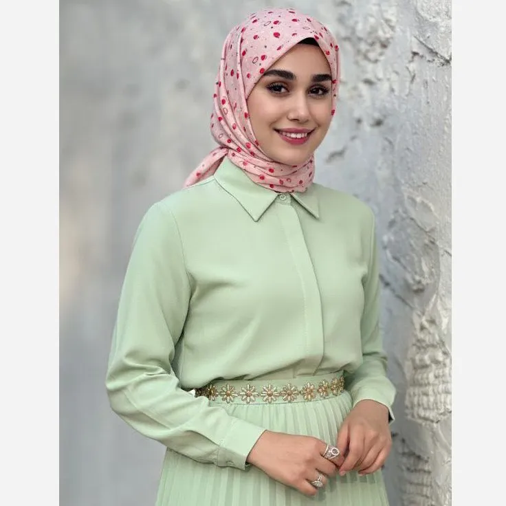 روسری طرح روژین توت فرنگی و بابونه صورتی نخ کاستوم سیتو 110 سانتی چرخ دوز