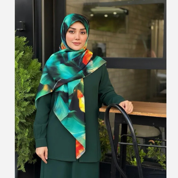 روسری زنانه طرحدار با رنگهای جذاب و خاص، مناسب استایل شیک