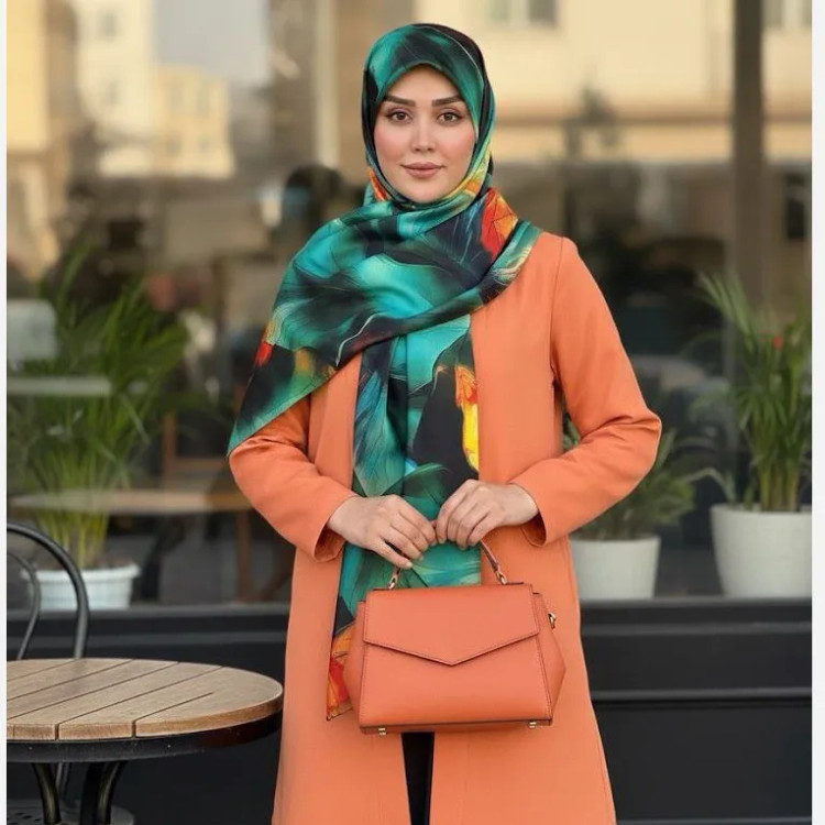 روسری زنانه طرحدار با رنگهای جذاب و خاص، مناسب استایل شیک
