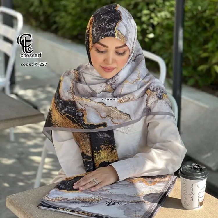 روسری نخی کاستوم سی تو قواره بزرگ 140 طرح مشکی طلایی
