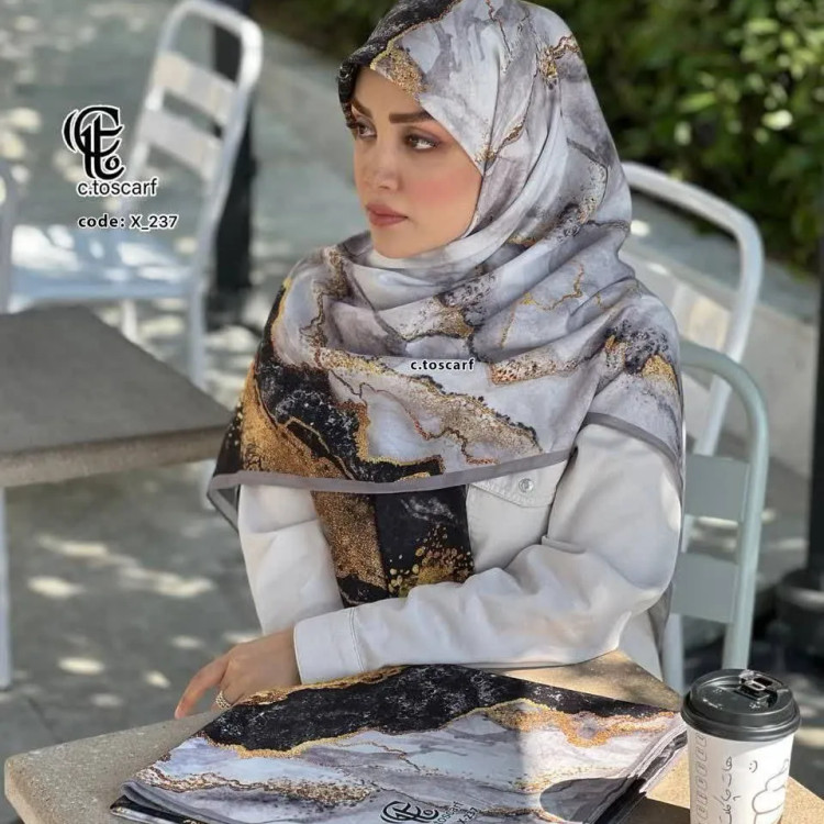 روسری نخی کاستوم سی تو قواره بزرگ 140 طرح مشکی طلایی