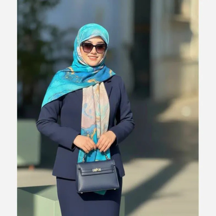 روسری طرح اطلس الهام گرفته از اقیانوس، قواره بزرگ، دور دوخت مزونی