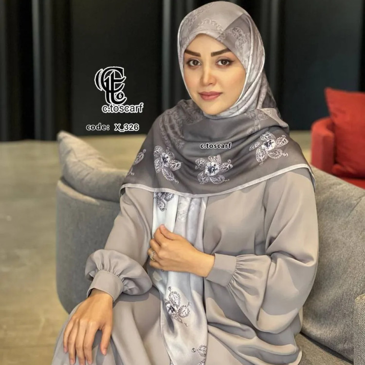 روسری نخی قواره بزرگ طرح طناز دو رو ساده و گل سه بعدی 140 سانتی متر