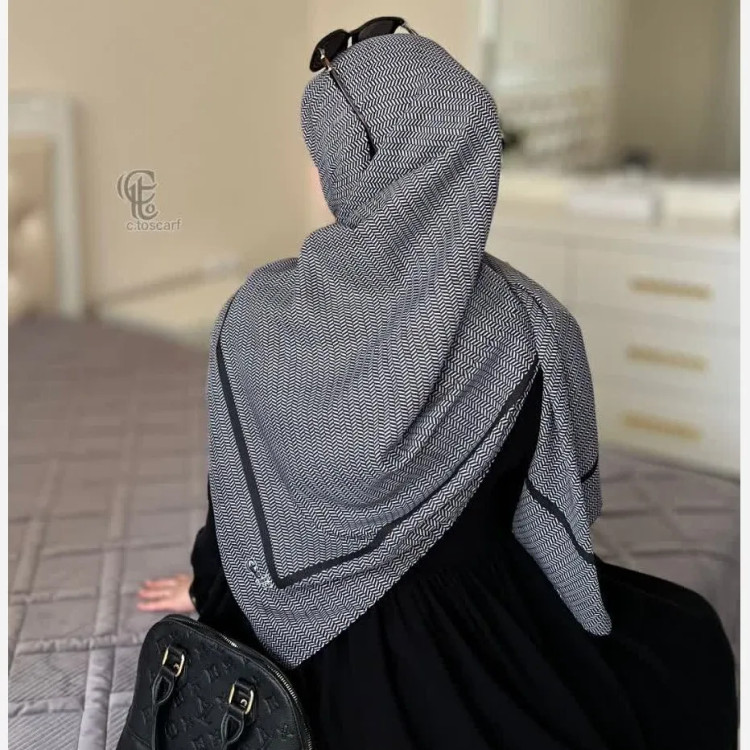 شال و روسری سفید مشکی طرحدار ایستایی بالا مناسب با چادر سر کردن