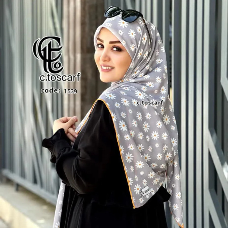 روسری نخی طرح بابونه طوسی قواره بزرگ 140 سانت چرخ دوز