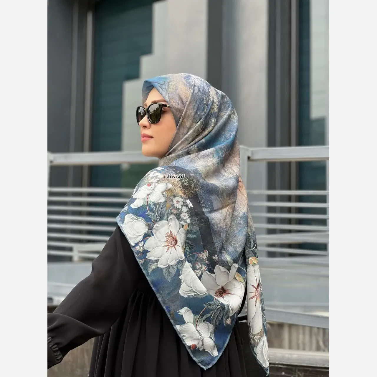 روسری طرح پتینه با حاشیه گل سه بعدی جذاب