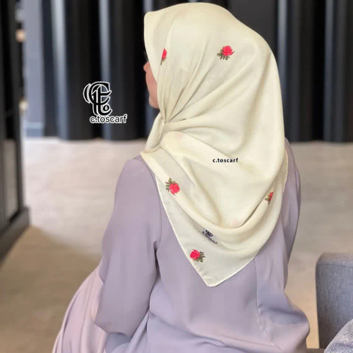 روسری طرح گل رز مشکی زمینه زرد، جنس نخ کاستوم سیتو، قواره متوسط 110 سانتیمتر