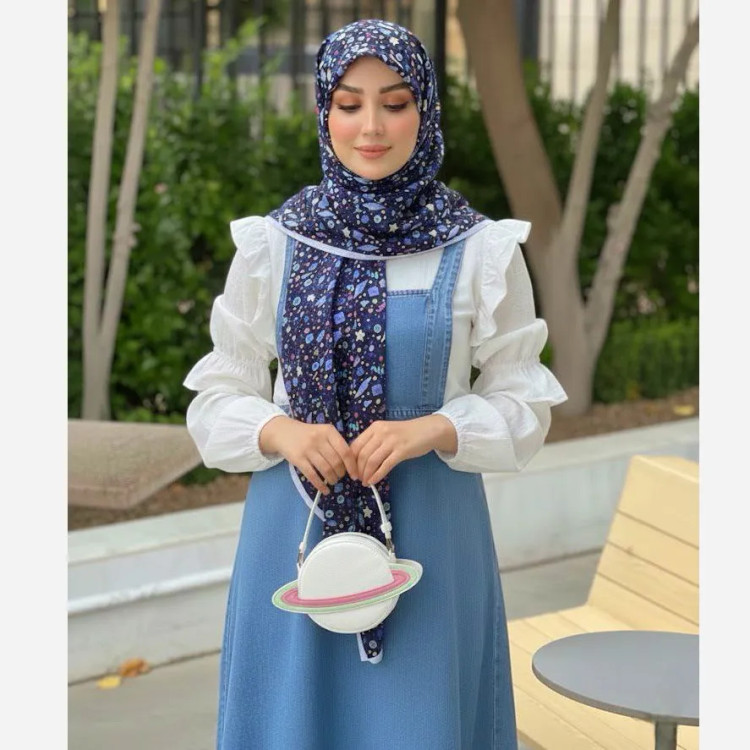 روسری سرمه ای طرح دار زنانه، مناسب استفاده روزمره و مهمانی
