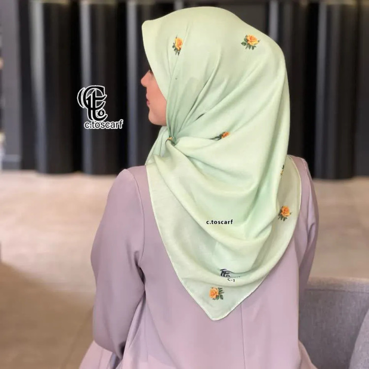 روسری طرح گل رز مشکی زمینه زرد، جنس نخ کاستوم سیتو، قواره متوسط 110 سانتیمتر