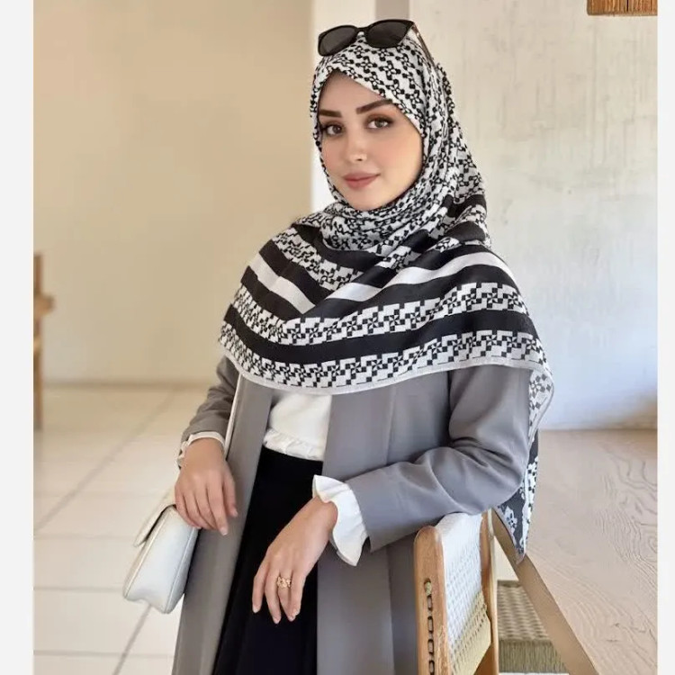 شال و روسری طرح سایه سفید مشکی اسپرت قواره بزرگ 140 سانتیمتر نخ کاستوم سیتو