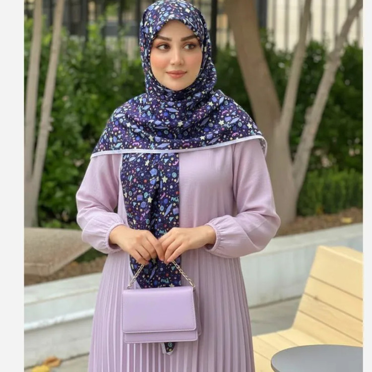 روسری سرمه ای طرح دار زنانه، مناسب استفاده روزمره و مهمانی