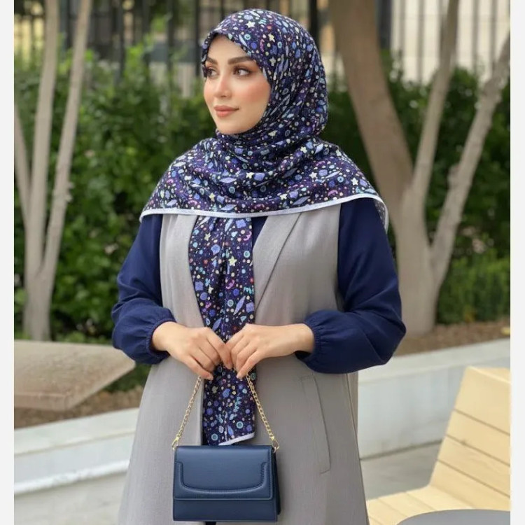 روسری سرمه ای طرح دار زنانه، مناسب استفاده روزمره و مهمانی