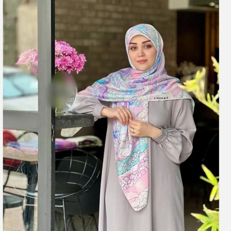روسری نخی طرح بهار قواره 140 دور دوخت