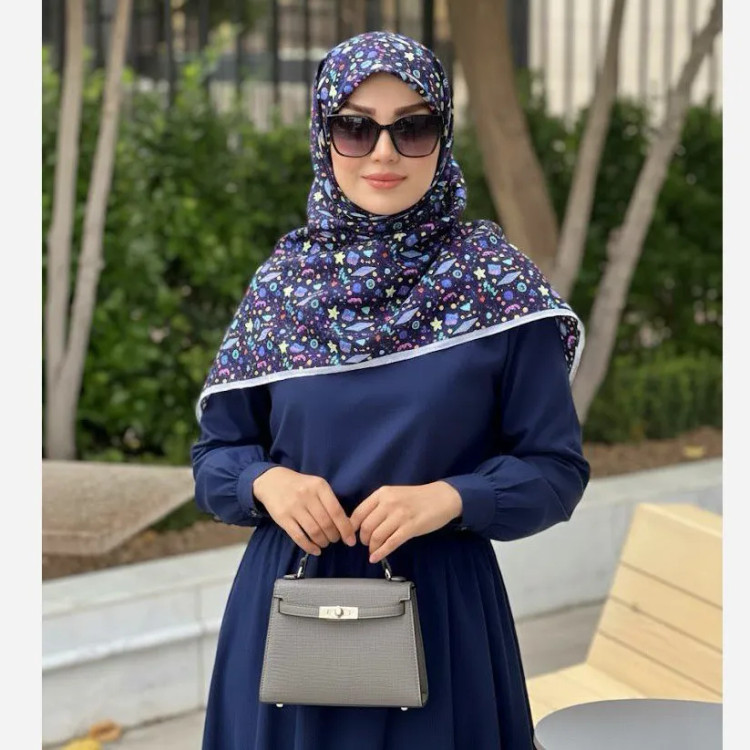 روسری سرمه ای طرح دار زنانه، مناسب استفاده روزمره و مهمانی