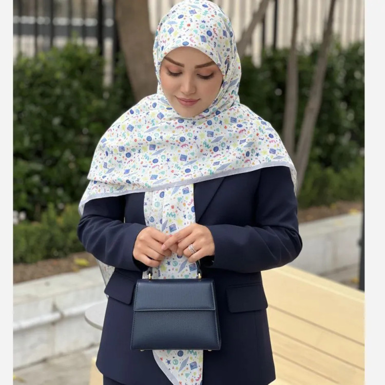 روسری سرمه ای طرح دار زنانه، مناسب استفاده روزمره و مهمانی