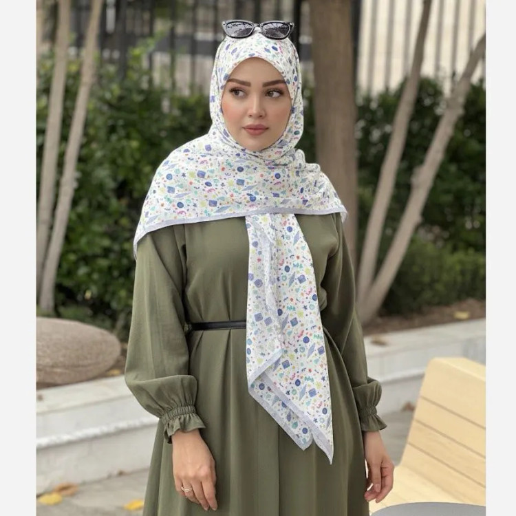 روسری سرمه ای طرح دار زنانه، مناسب استفاده روزمره و مهمانی