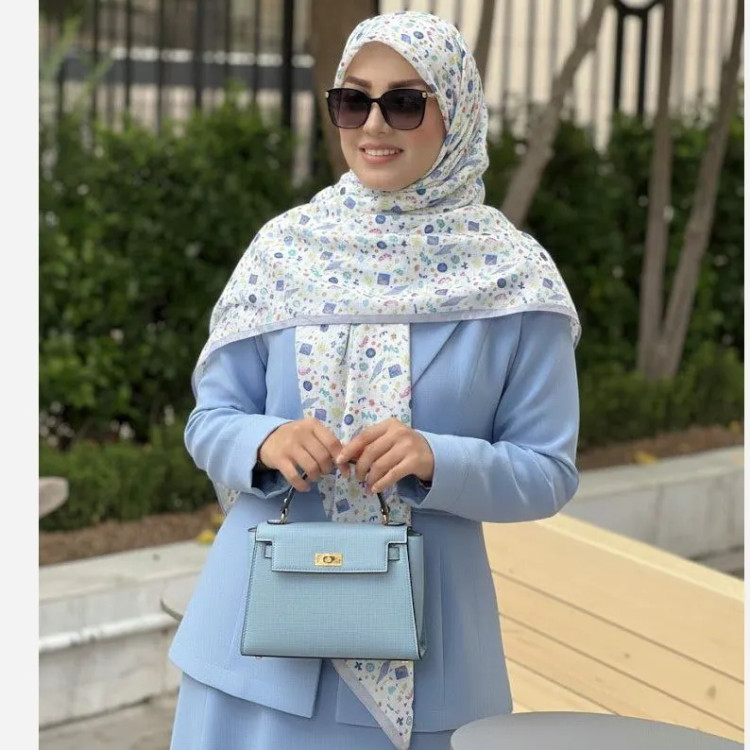 روسری سرمه ای طرح دار زنانه، مناسب استفاده روزمره و مهمانی