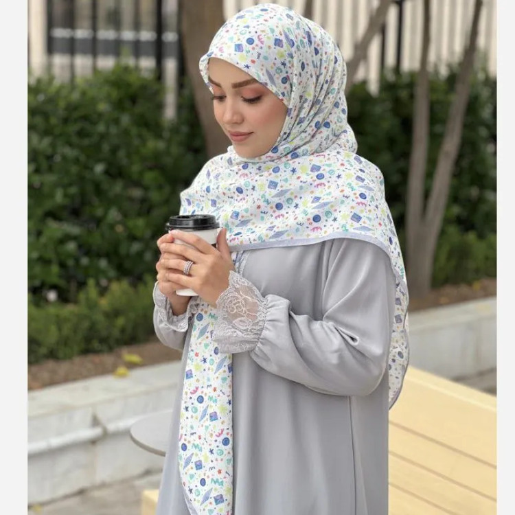 روسری سرمه ای طرح دار زنانه، مناسب استفاده روزمره و مهمانی