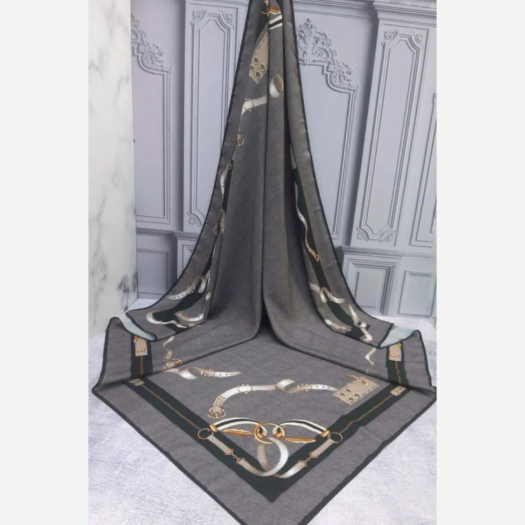 روسری طرح دیانا طوسی سیتو قواره بزرگ 140 سانتیمتر جنس نخ کاستوم لیز نیست