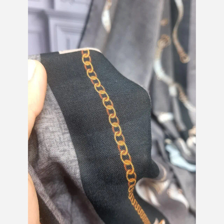 روسری طرح دیانا طوسی سیتو قواره بزرگ 140 سانتیمتر جنس نخ کاستوم لیز نیست