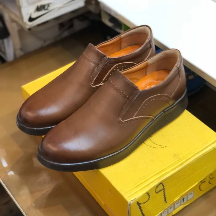کفش چرم مردانه مدل فانتوم عسلی رویه چرم طبیعی زیره PU طبی