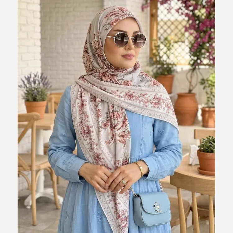 روسری زنانه نخی کاستوم طرح حنا ابعاد 140 در 140 رنگ سیلور طوسی دور دوز