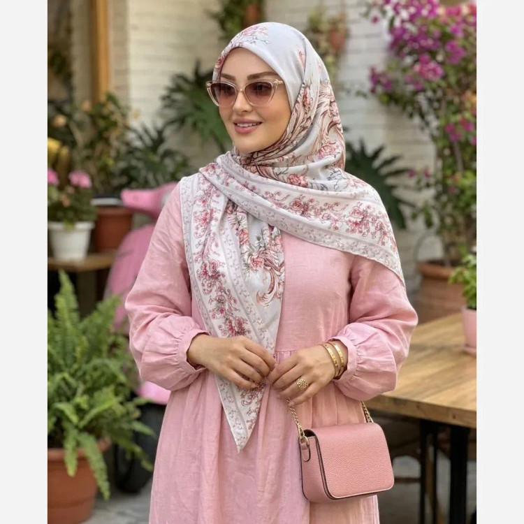 روسری زنانه نخی کاستوم طرح حنا ابعاد 140 در 140 رنگ سیلور طوسی دور دوز